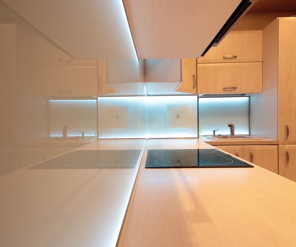 Strakke verlichting in een moderne keuken
